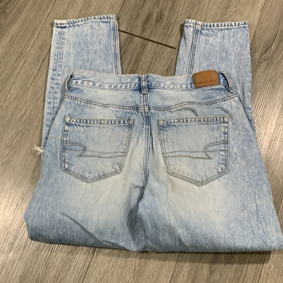 American Eagle “Mom Jean” Light Wash Distressed Busted Knee size 4Short - Picture 8 of 9